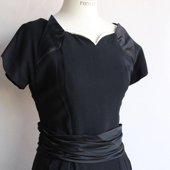 Vintage 1950s Dress / Black Rayon Dress With Cummerbund Belt and Sweetheart Neck - Picture 4 of 10